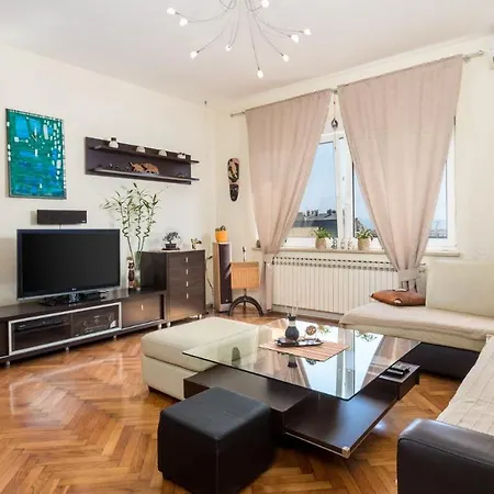 Beautiful Downtown Apartment *